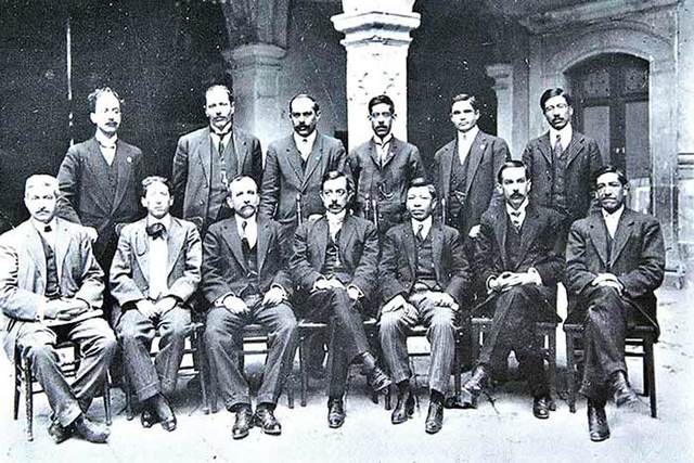 Huerta disuelve la Cámara de Diputados, encarcelando a varios de sus miembros.