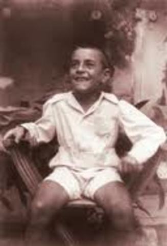 Neix Salvador Espriu