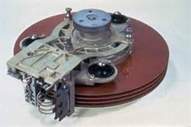 IBM lanza el primer disco duro removible