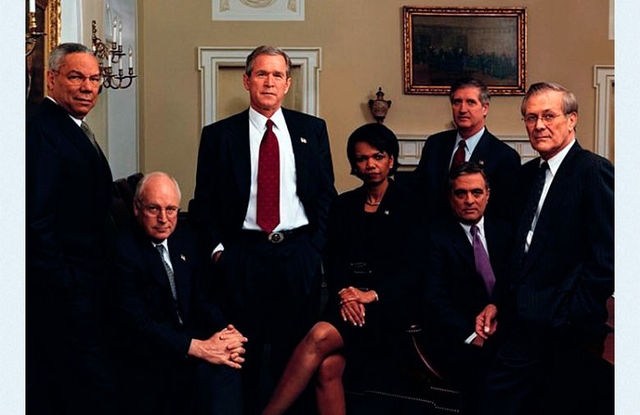 George W. Bush y su Gabinete posando en la Oficina Oval de la Casa Blanca, luego de los atentados terroristas del 11 de septiembre de 2001