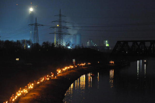 Protestaufmarsch mit Fackeln gegen Kraftwerks-Neubauten