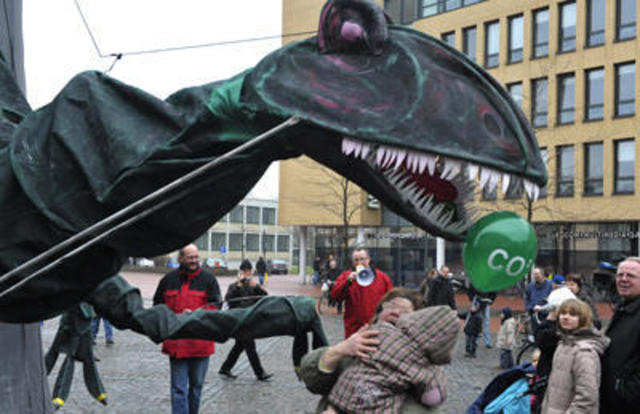 Demonstration gegen Kohlekraftwerk mit "Kohlosaurus"