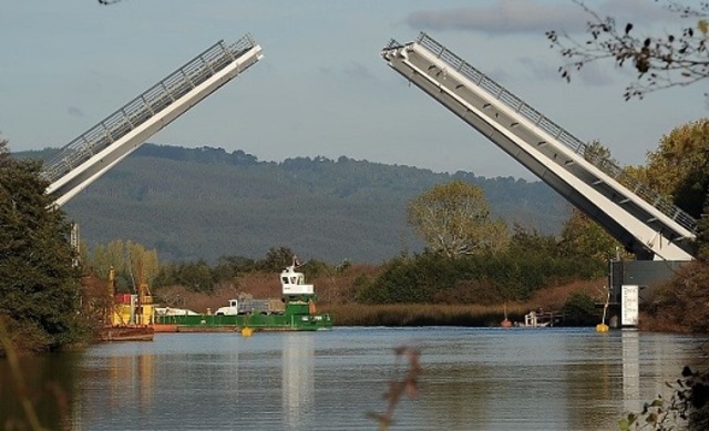 Se reparten dineros para la construcción del puente.