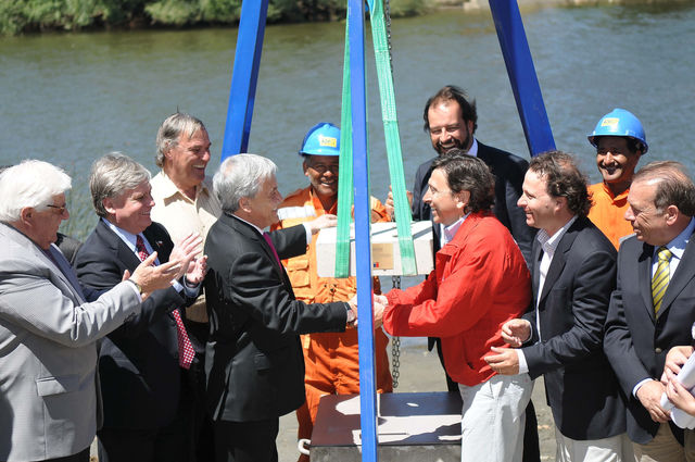 El presidente Sebastián Piñera, colocó la primera piedra, dando así por inaugurado el inicio de las obras