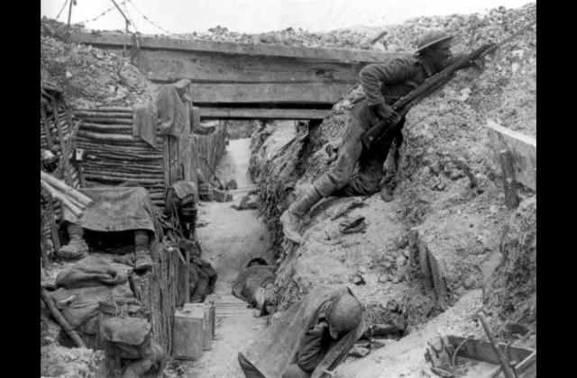 Austria-Hungría declara la guerra a Serbia.