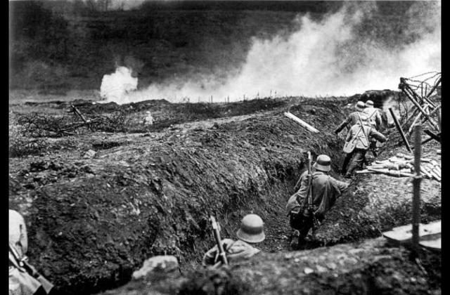 Alemania declara la guerra a Rusia. Francia y Alemania decretan la movilización general.