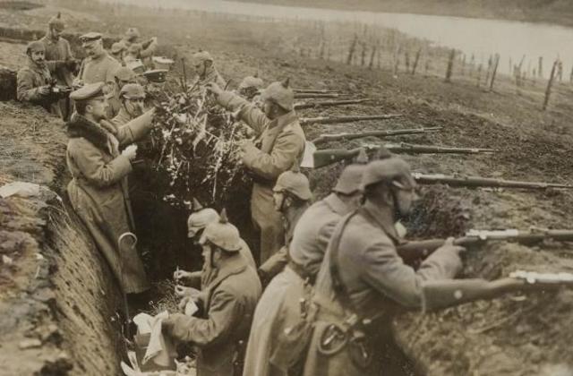Las tropas alemanas cruzan Bélgica (país neutral) y entran en Francia. El Reino Unido declara la guerra a Alemania.