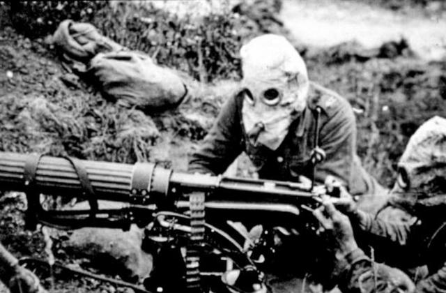 Los alemanes lanzan el primer ataque con gases tóxicos contra los soldados franceses y canadienses en el frente oeste, entre Langemarck e Ypres (Bélgica).