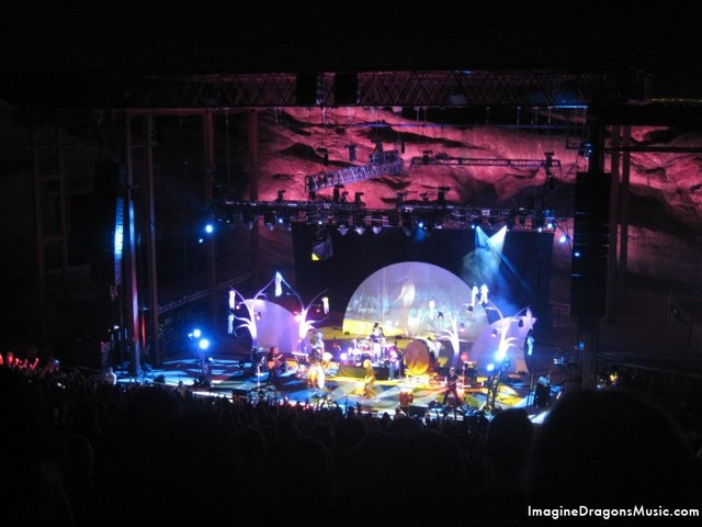 Выпущены синглы «I Bet My Life» и «Gold»