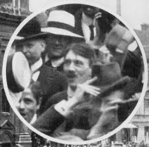 Hitler moves to Vienna