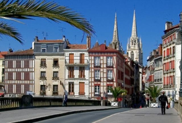 Spanish crown to Bayonne