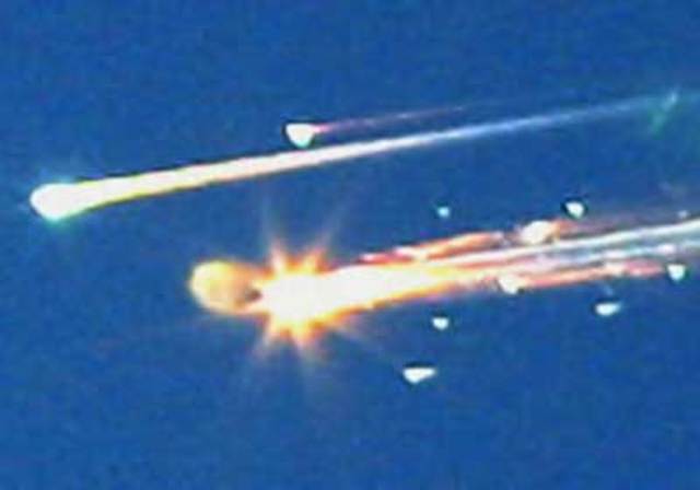 1 FEBRERO  2003	EL'COLUMBIA' SE DESINTEGRA POCO ANTES DE ATERRIZAR