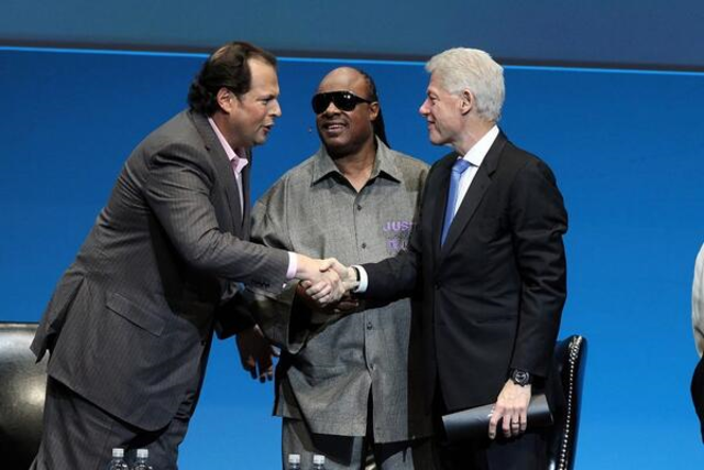 Stevie Wonder got presented by Bill Clinton