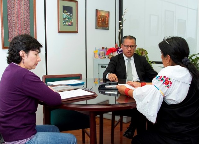 Raúl Vallejo inscribe su candidatura