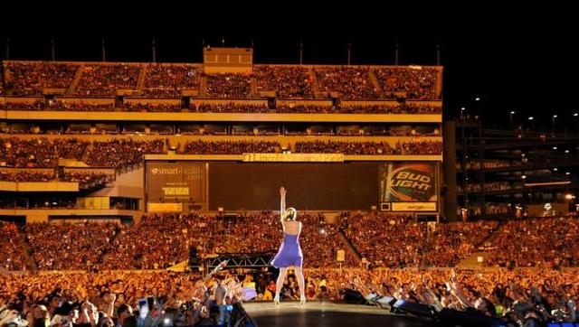 Swift goes on her first headlining tour