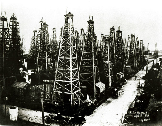 Spindletop oil fields are created