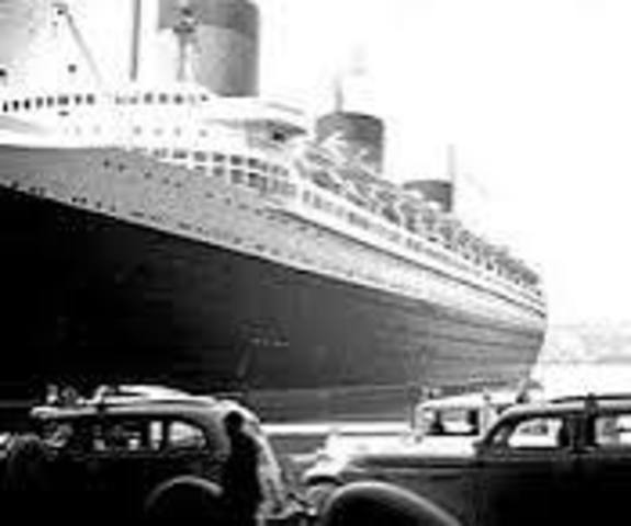 SS Normandie Capsizes