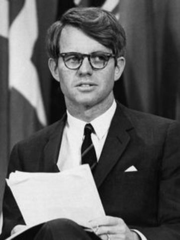 Robert Kennedy promulgó el Acta de la Educación Elemental y Secundaria.
