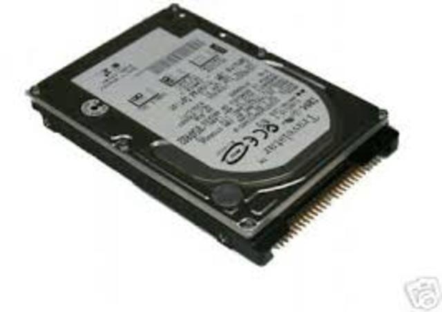 Fue lanzado el iPod, que empleaba un disco duro que ofrecía una capacidad alta para la época.