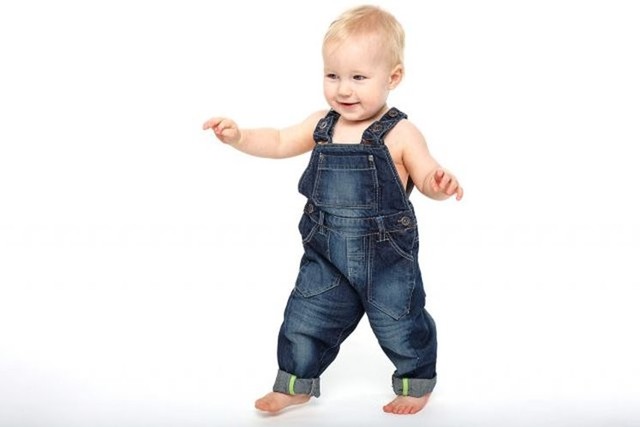 baby can walk on his own