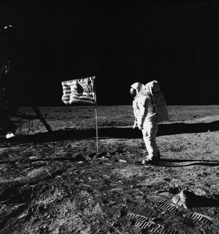 Lasterketa espaziala hasi