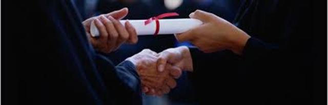 Yo graduaré con dos diplomas, un normal diploma y un diploma de IB.