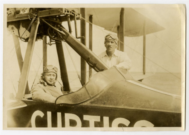 1915: Glenn Curtiss Airborne Sightseeing Service