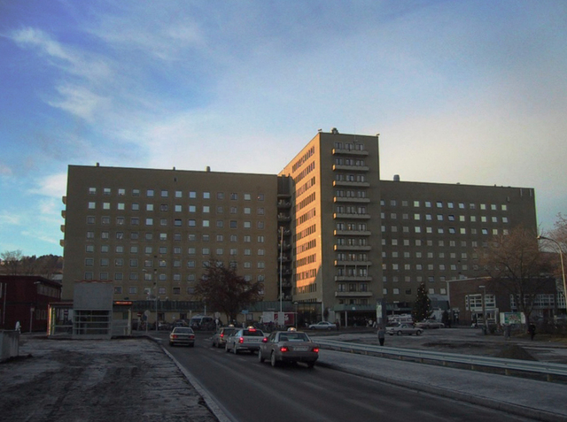 Riving av høyblokka begynner