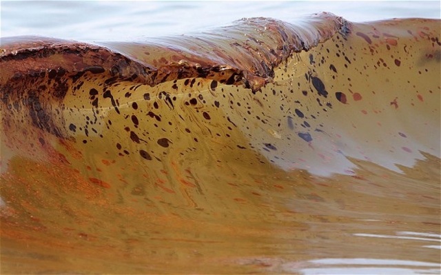 US scientists any the oil from the well has cleared from the sea surface faster than expected.