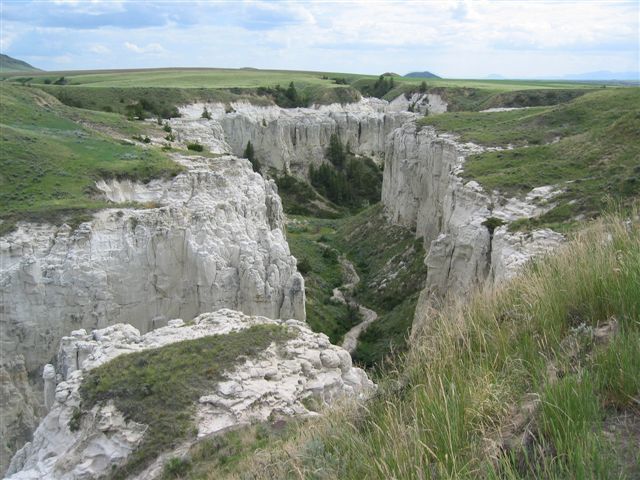 The crew reaches the White Cliff of Missouri River.