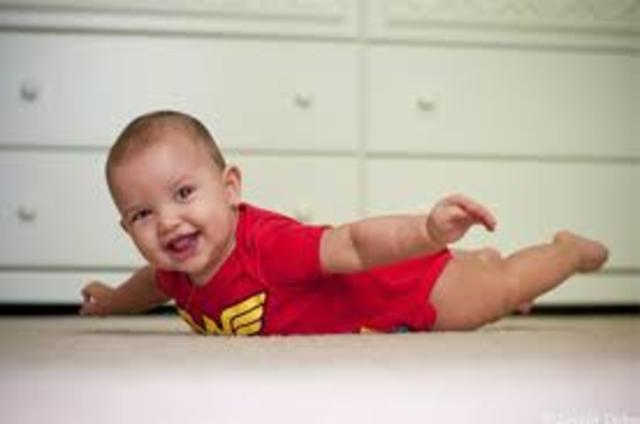 Lifts chin when placed on stomach