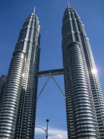 Inauguration. Les Tours Petronas, à Kuala Lumpur