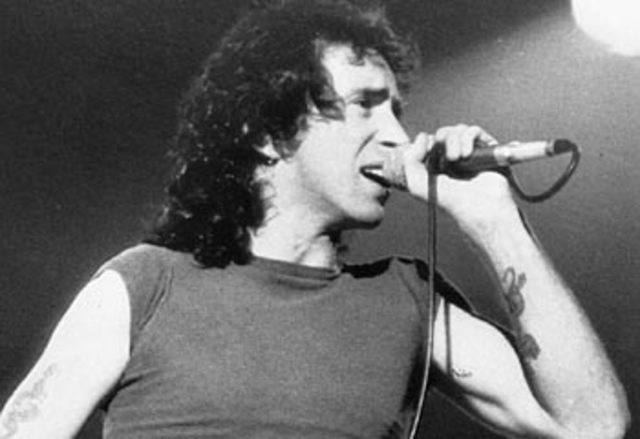 Lead Singer Bon Scott dies