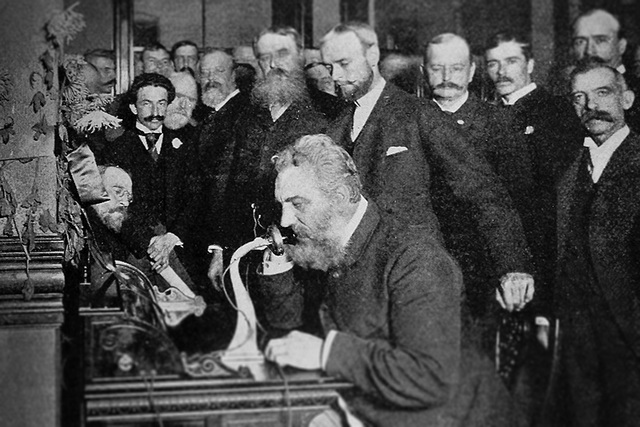 Grahan Bell inventa el teléfono