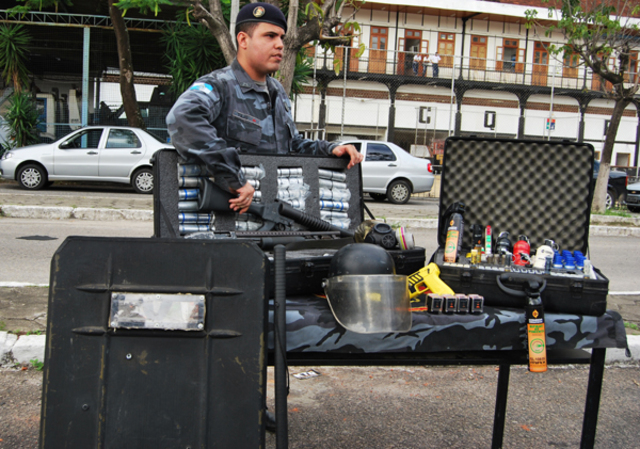 Início da utilização de armamento não-letal em UPPs