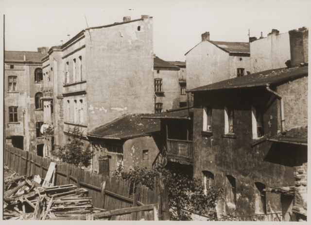 Jews are moved to Srodula.