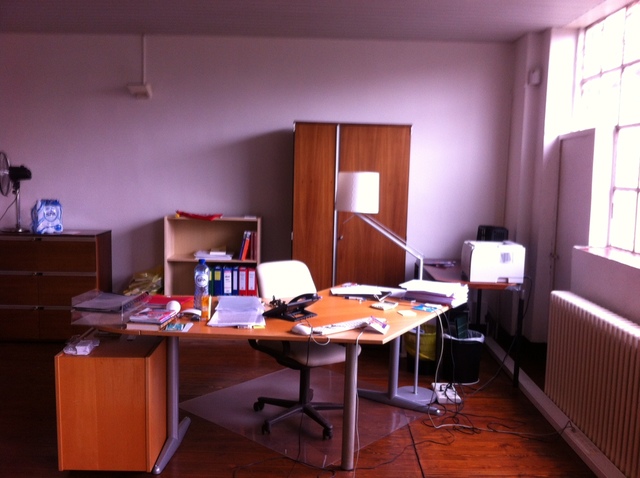 Laurent range son bureau