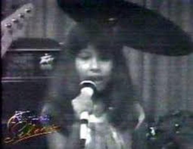 El padre de Selena descrubre los talentos musico de Selena.