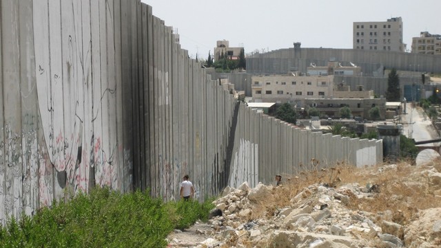 israel begins construting west bank secutiti barrier