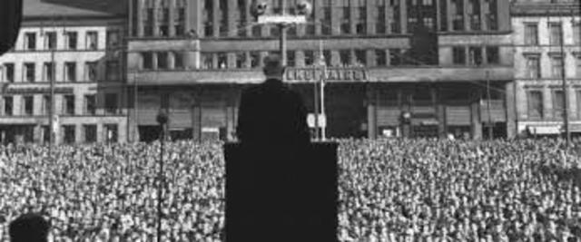 Andre verdsenskrig tar slutt