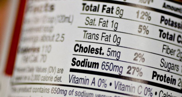 En EUA se promulga la Ley de Etiquetado y Educaciónpara Nutrición, se exige que todos los alimentoscontrolados por la FDA lleven una etiqueta coninformación detallada