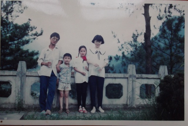 My cousin taught me English.