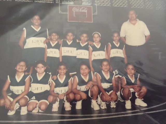 Inicio a practicar baloncesto