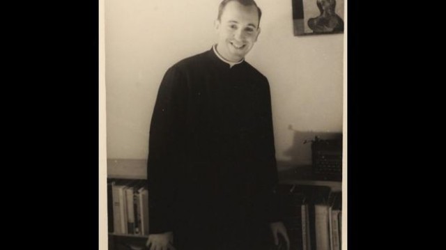 decide ser sacerdote