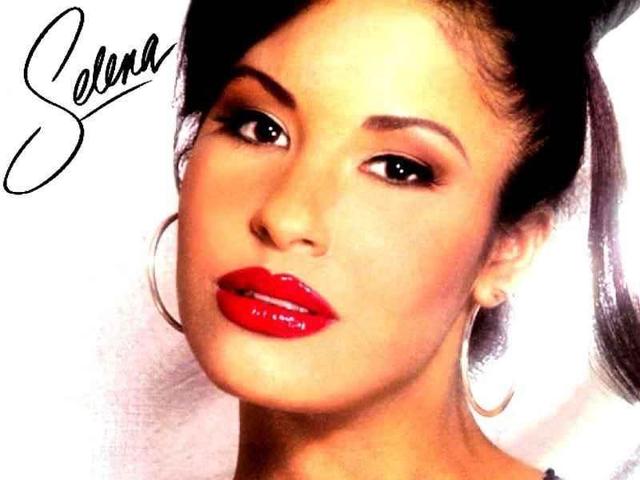 En 1987, Selena ganó los premios "Mejor Vocalista Femenina del año" y "Artista Ejacutante del año."