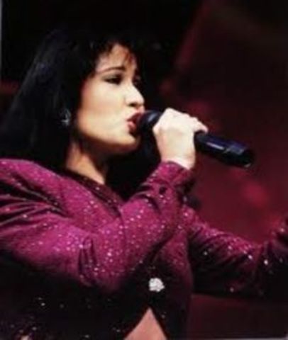 En 1998, Selena recorrió en Europa. Ella viajó a Paris, Roma, y Uzbekistan.