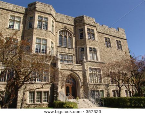 Creación de la Open University Británica.