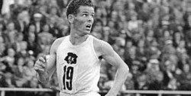 Taisto Maki breaks 10k world record, running 29:52