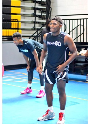 yo jugado en mi equipo de baloncesto de la escuela desde noveno grado