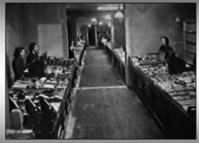 Frank Woolworth abre la primera tienda de descuento“de cinco y diez centavos